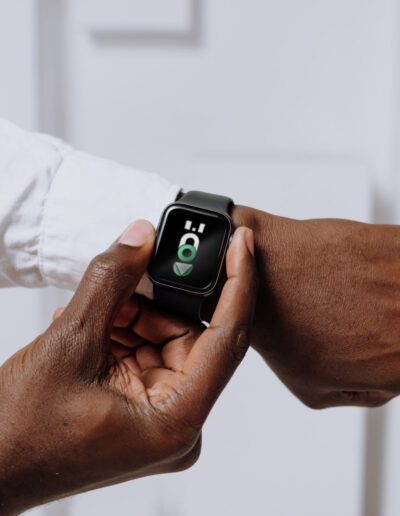 orologio con scritta "code" sul display